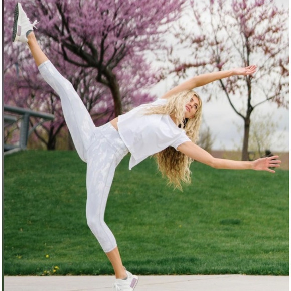 ZYIA Active Silver Camo Metallic Light N Tight High Rise Cropped Leggings Size 2 - Picture 1 of 11